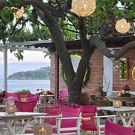 Maniatis Garden アパートホテル Achladies